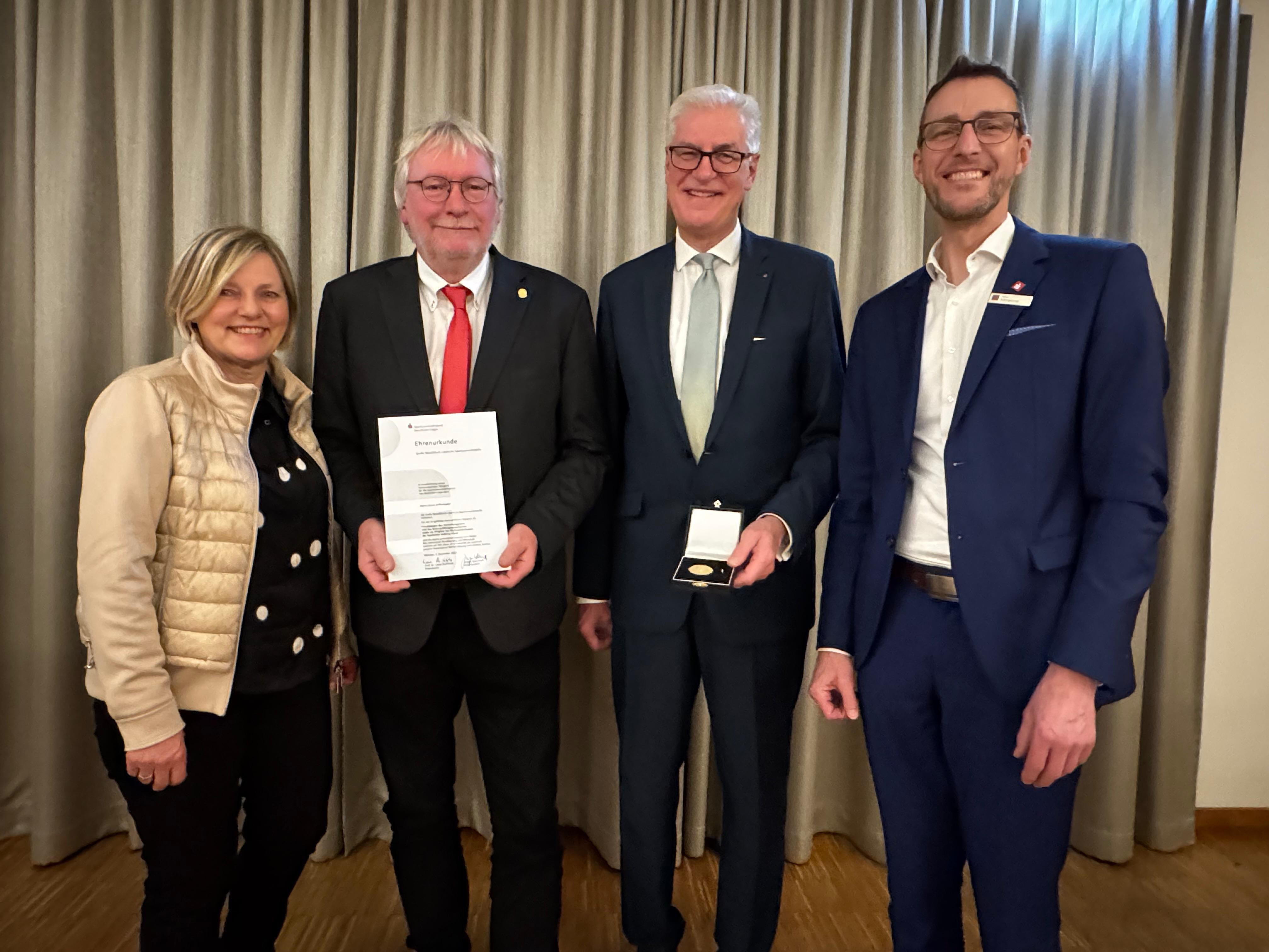 Jürgen Wannhoff (2. von rechts) verabschiedete Ulrich Dellbrügger als Verwaltungsratsvorsitzender gemeinsam mit Marlies Stotz, erste stellvertretende Vorsitzende des Verwaltungsrates, und Peter Königkamp, Vorsitzender des Vorstandes der Sparkasse Hellweg-Lippe.